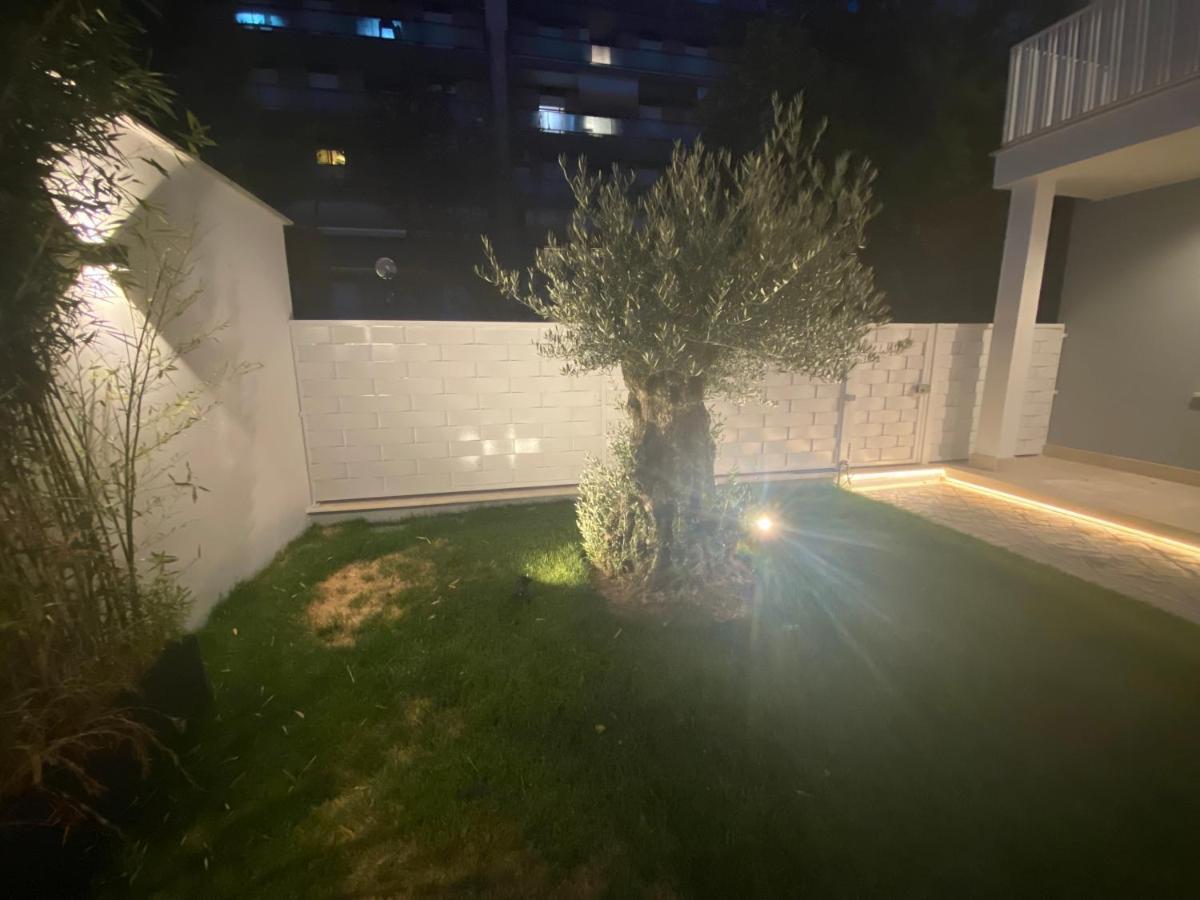 Grey House Guest House Luxury Latina Exterior foto